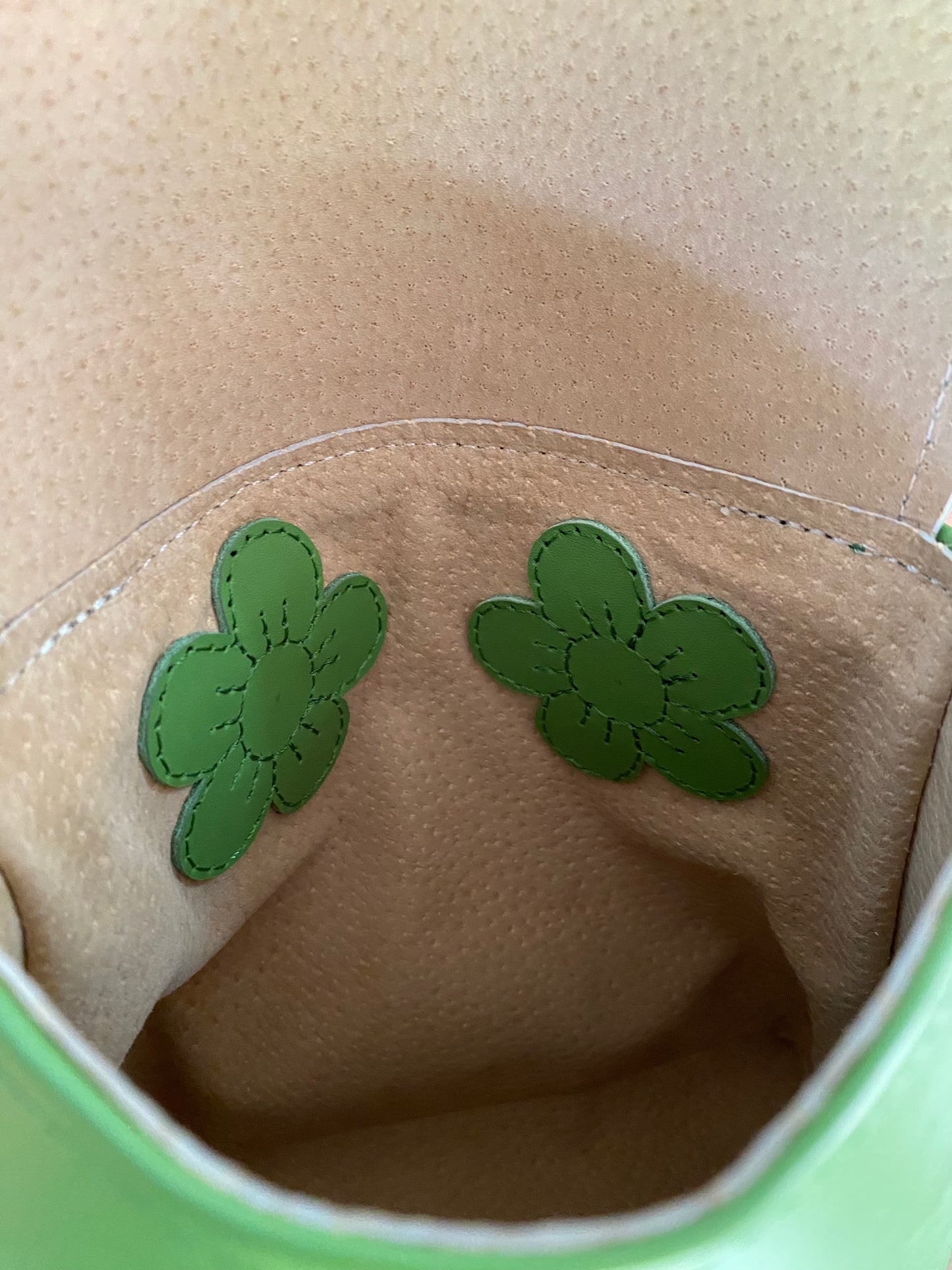 No. 105 Crossbody bag with flowers inside